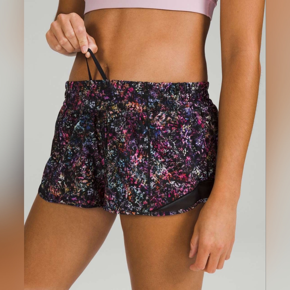 Lululemon Hotty Hot Low-Rise Lined Short 2.5"